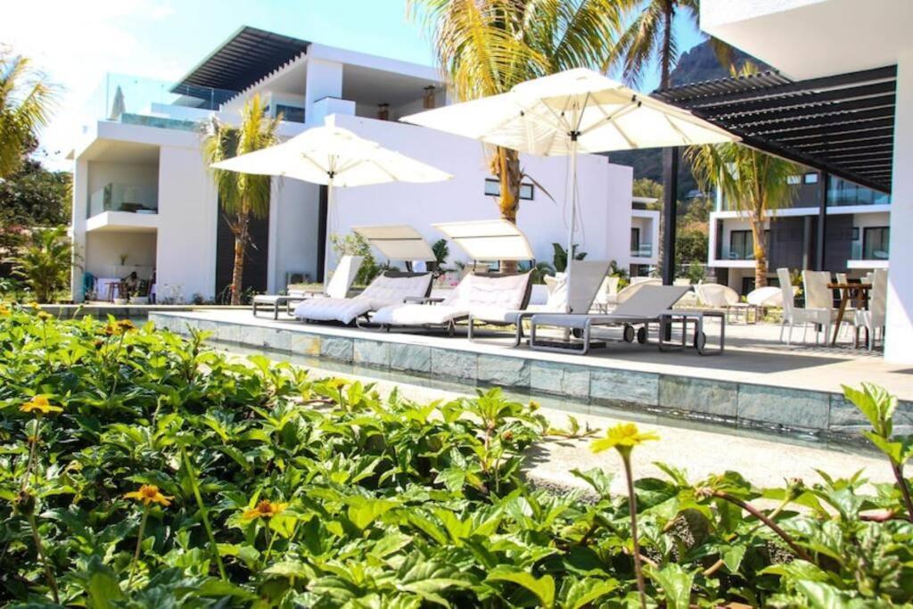 Latitude Luxury Seafront Suite Riviere Noire Bagian luar foto