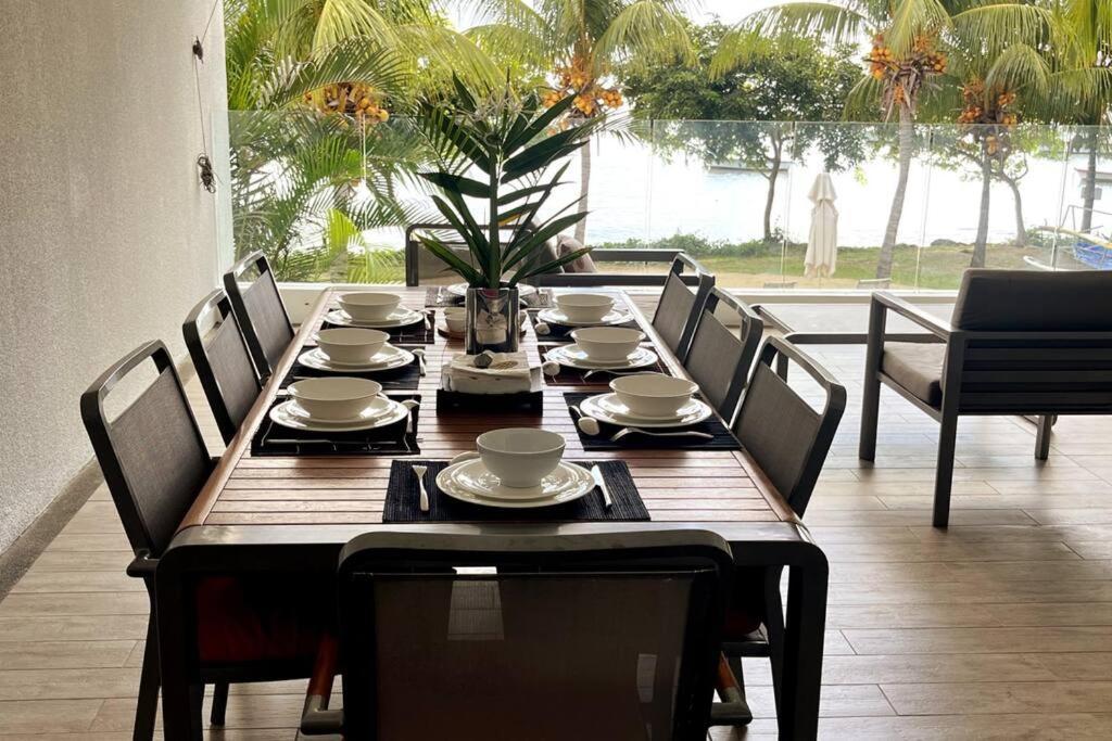 Latitude Luxury Seafront Suite Riviere Noire Bagian luar foto